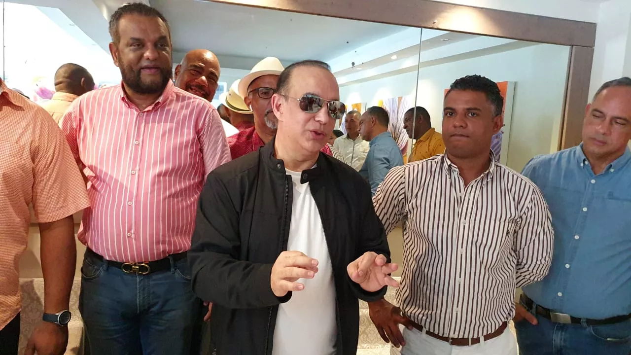 foto-quique-antun-habla-en-una-actividad-en-puerto-plata