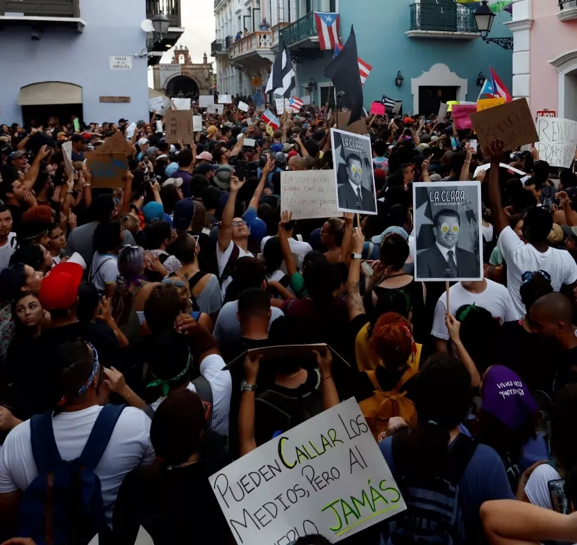 Cientos de personas piden en la calle la dimisión del gobernador de P. Rico