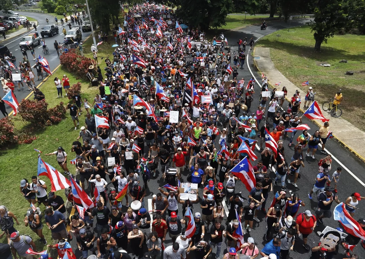 Miles marchan para celebrar renuncia del gobernador de Puerto Rico