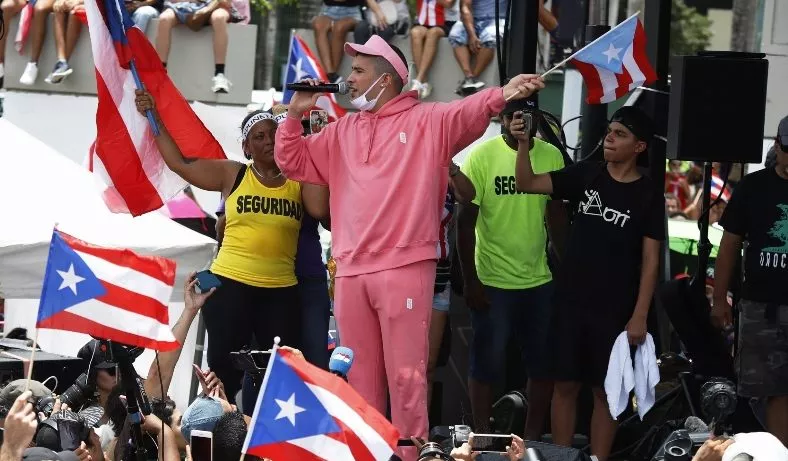 Miles marchan para celebrar renuncia del gobernador de Puerto Rico