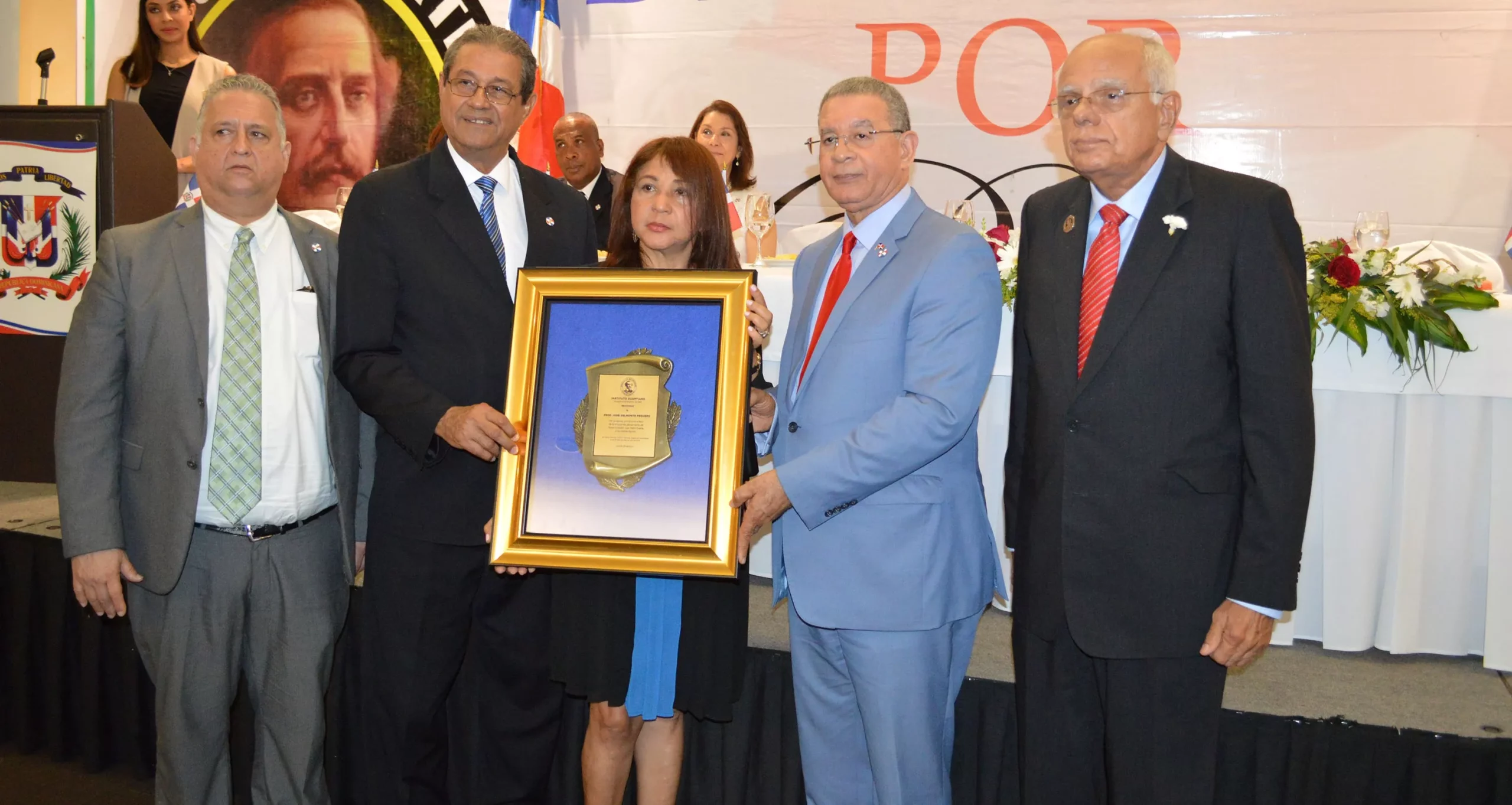 danitsa-feliz-recibe-el-reconocimiento-del-profesor-jose-e-delmonte-pequero-por-directivos