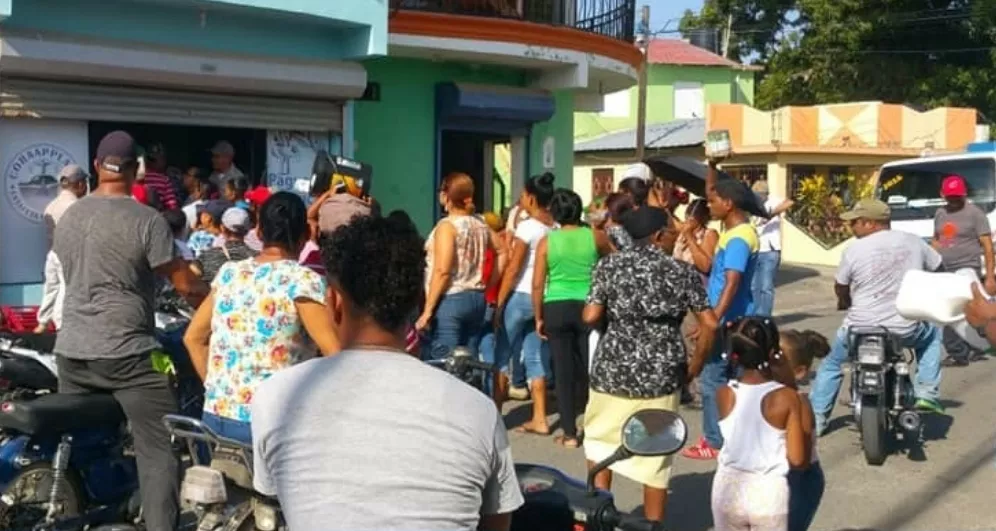 piquetean-oficina-de-coraapplata-en-villa-isabela-exigiendo-agua-potable