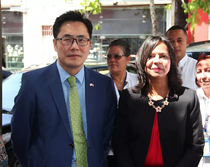 anina-del-castillo-titular-de-pro-consumidor-junto-al-consejero-politico-zhang-buxin-en-representacion-del-embajador-chino-en-el-pais