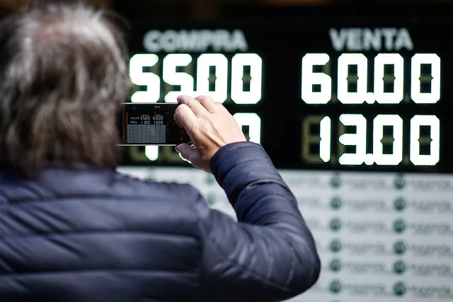 El valor del peso argentino se desploma tras derrota de Macri en primarias