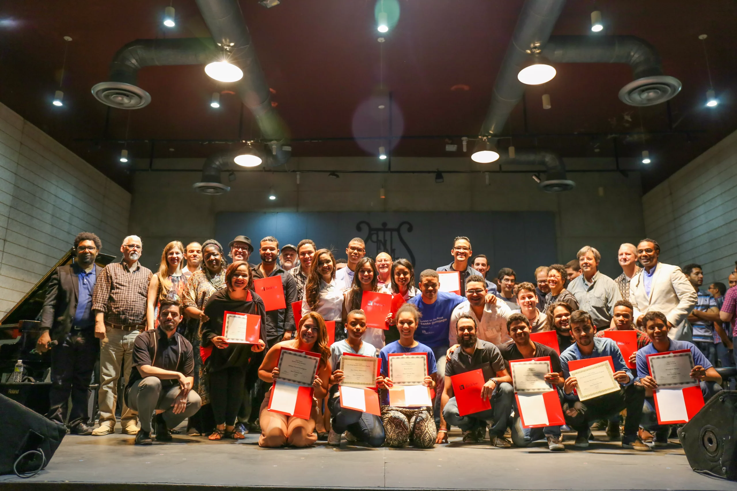 desde-el-an%cc%83o-2016-fundacion-aes-ha-premiado-el-esfuerzo-de-jovenes-musicos-destacados-del-conservatorio-nacional-de-musica