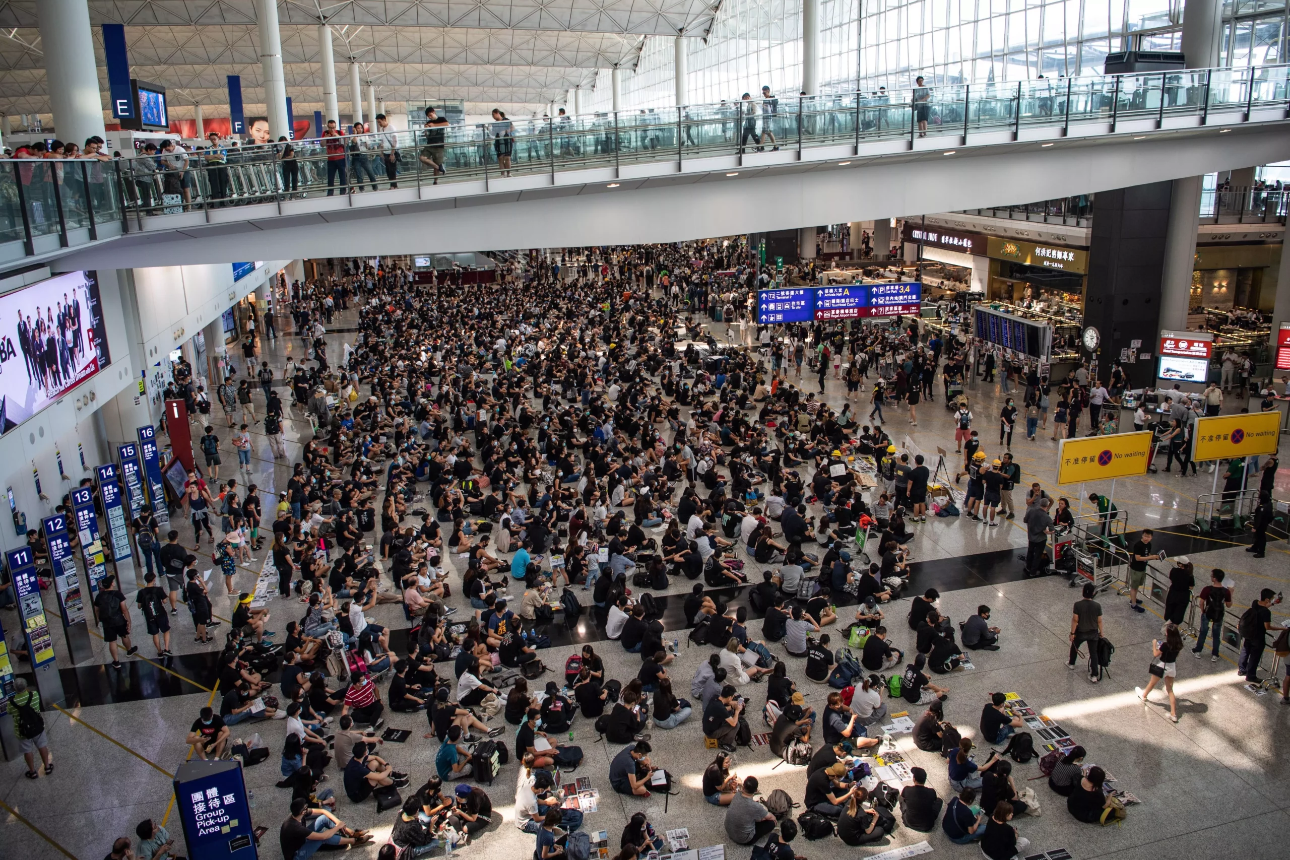 Los manifestantes vuelven a provocar la parálisis del aeropuerto de Hong Kong