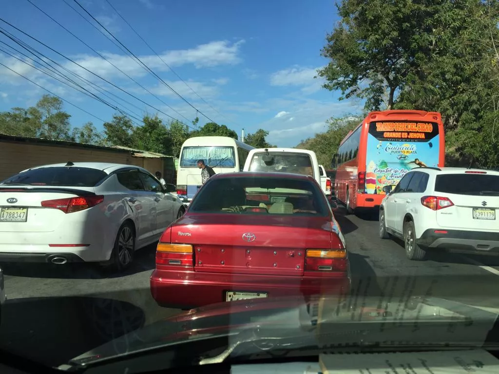 trabajos-improvisados-causan-kilometrico-taponamiento-vehicular-de-varias-horas-en-maltrecha-carretera-puerto-plata-altamira