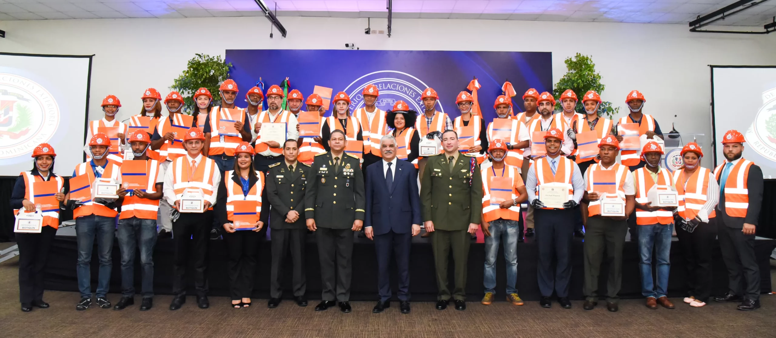 canciller-miguel-vargas-y-el-director-de-la-defensa-civil-general-de-brigada-erd-rafael-antonio-carrasco-junto-al-cuerpo-de-brigadistas-del-mirex