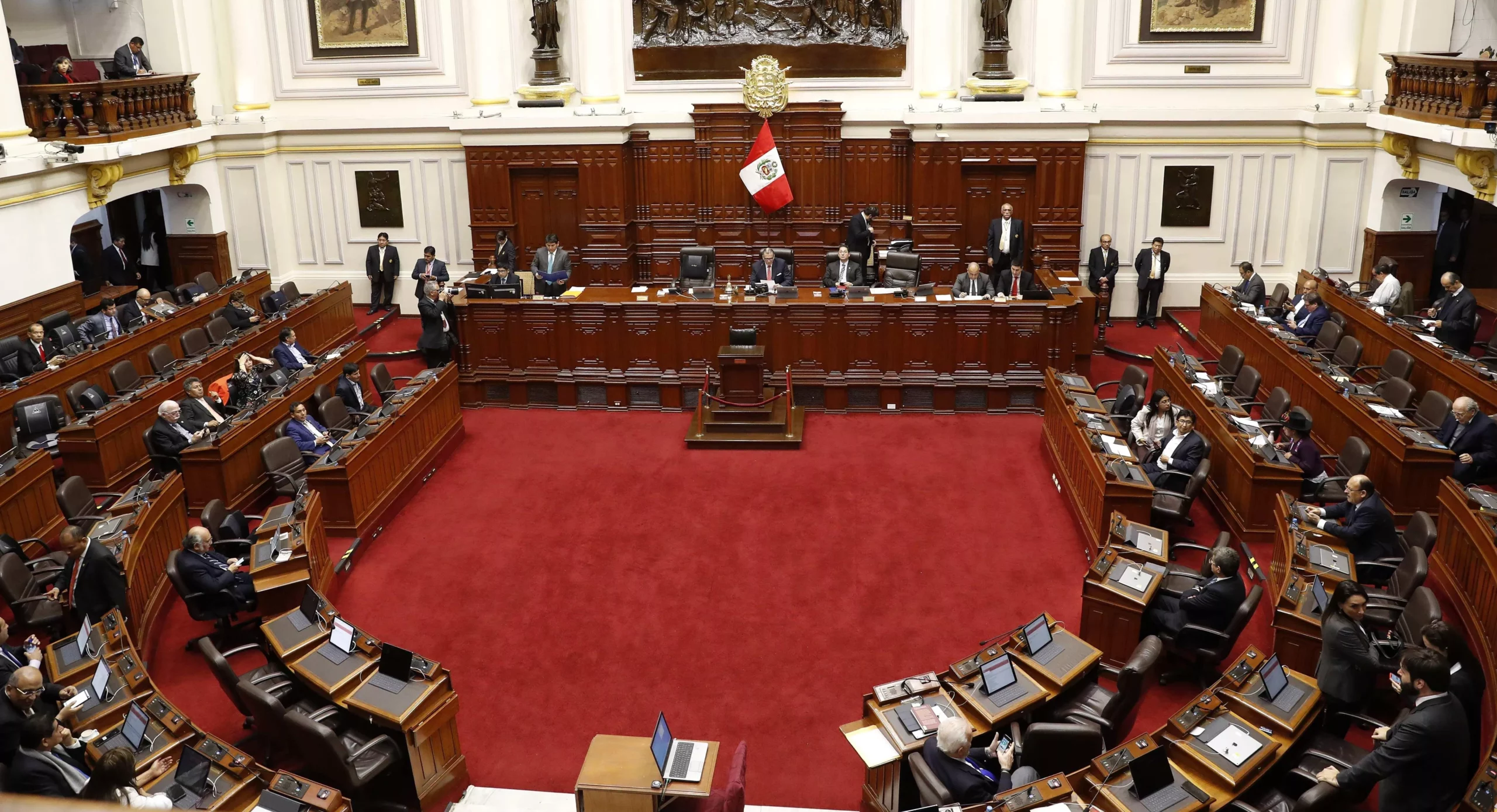 Vizcarra disuelve "constitucionalmente" a Congreso peruano y llama a comicios