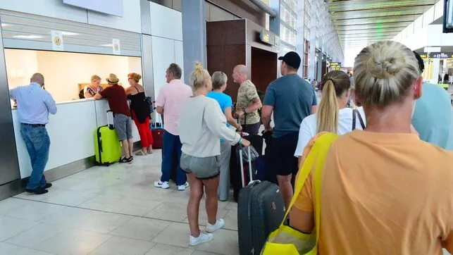 turistas-thomas-cook-gran-canaria_ediima20190923_0742_19
