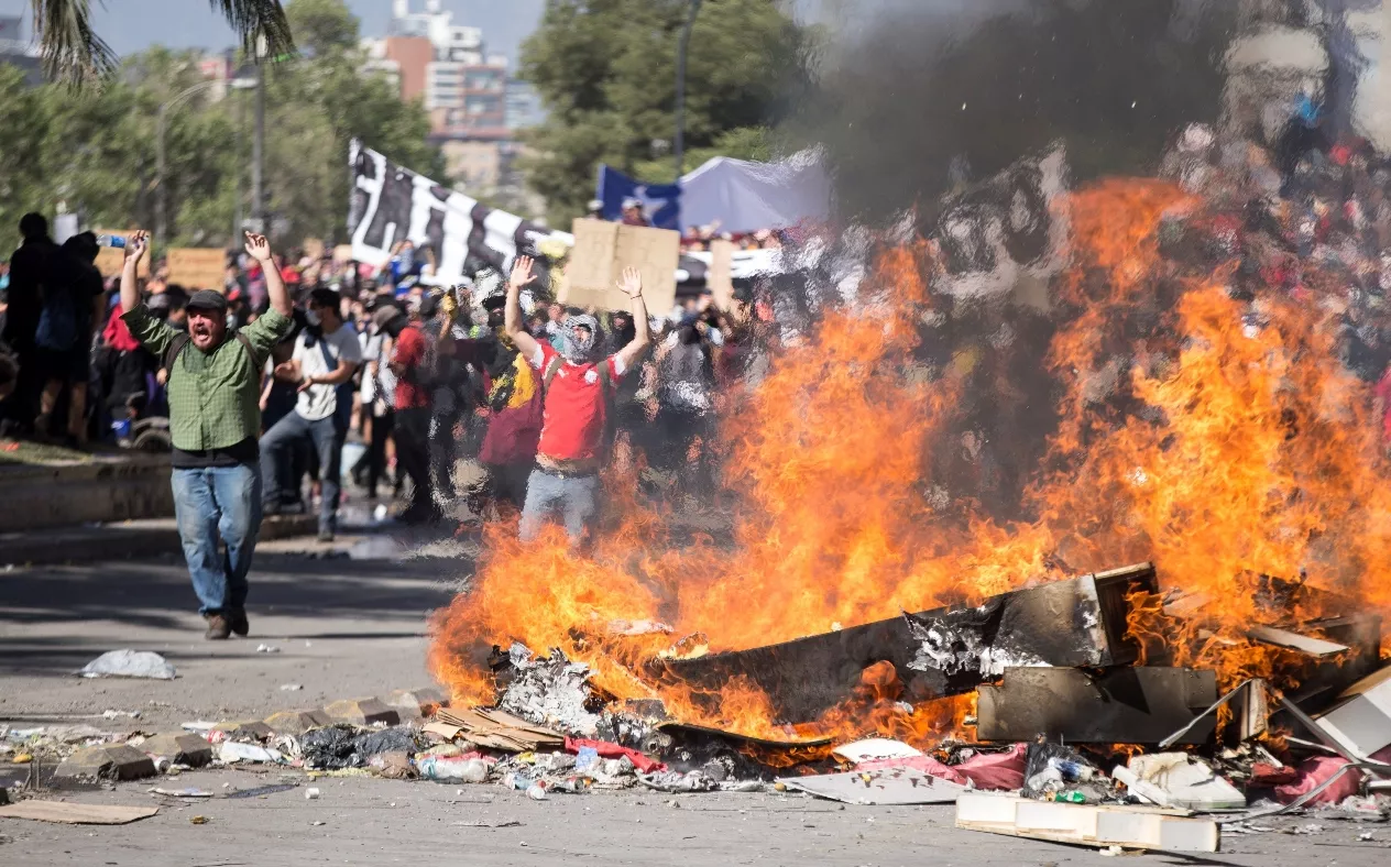 Decretan nuevo toque de queda en varias ciudades de Chile por las protestas