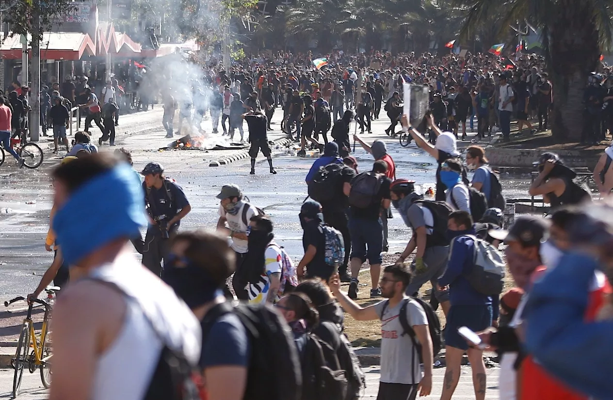 Miles de chilenos vuelven a copar la Plaza Italia de Santiago por séptimo día