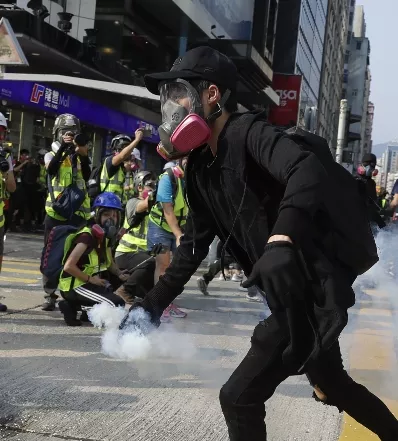 Marcha masiva en Hong Kong desafía el veto policial.