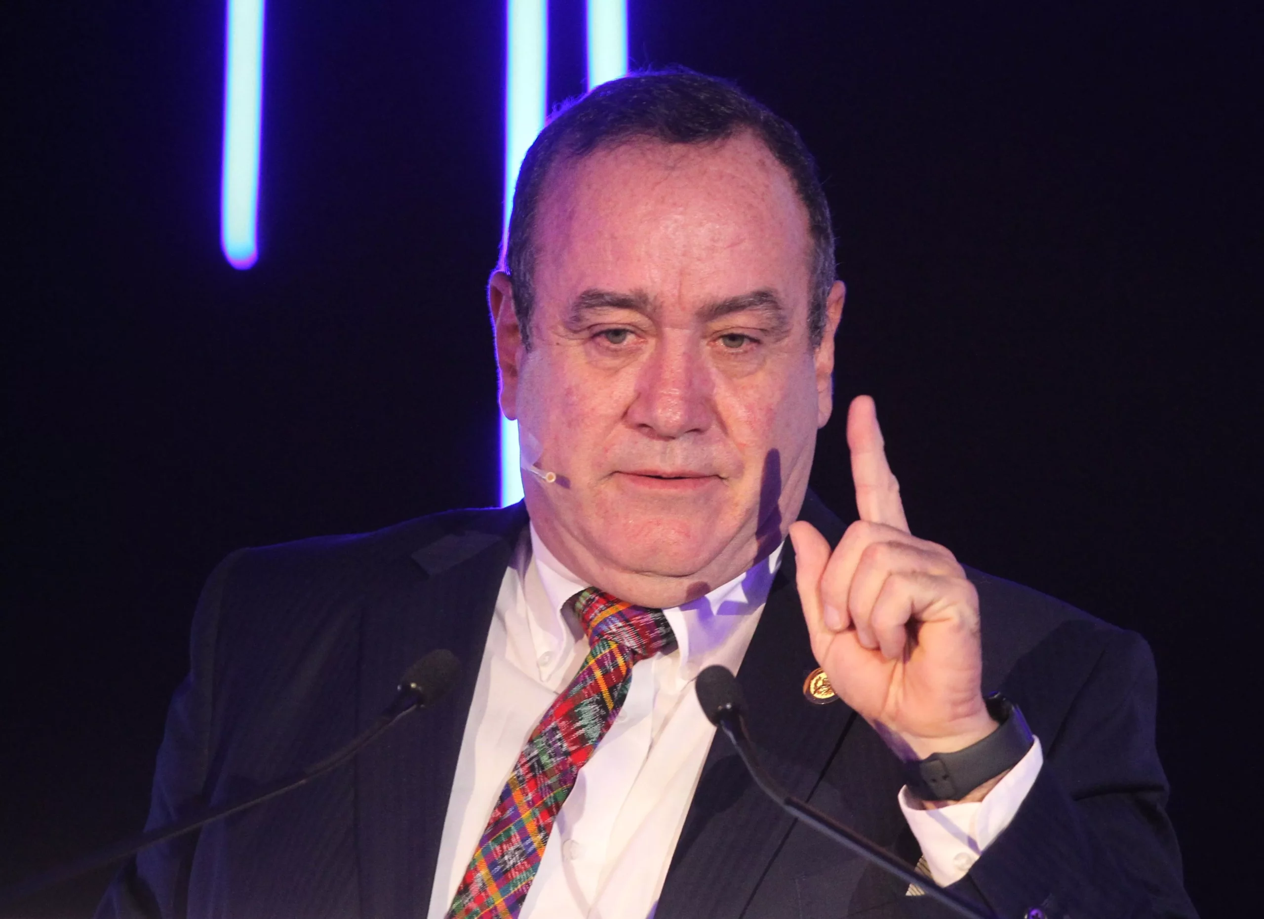 Giammattei anuncia convenio para abaratar vuelos entre México y Guatemala