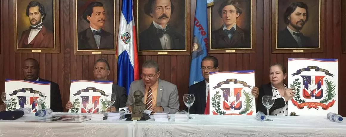 El presidente del Inst. Duartiano, Wilson Gómez Ramírez junto a otros directivos