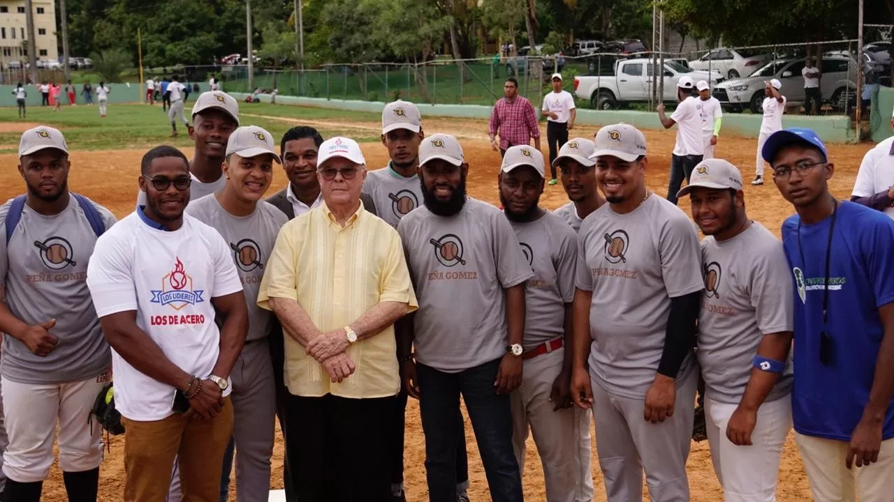ho-poza-con-el-equipo-gris-del-terneo-de-softball-de-la-uasd