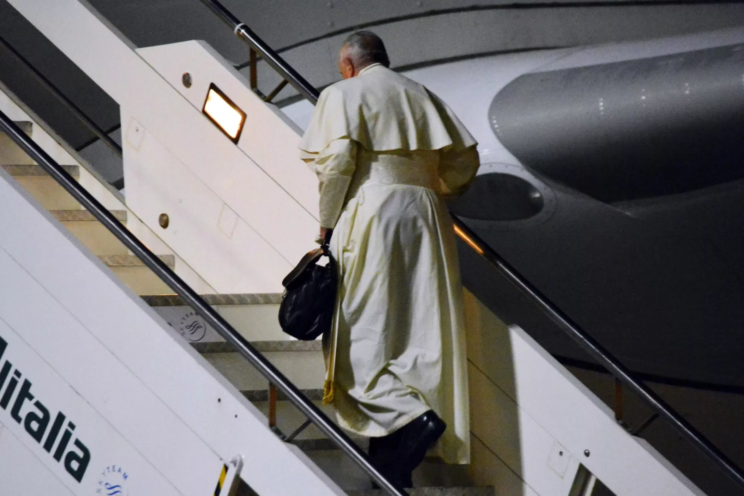Pope Francis departs to Thailand