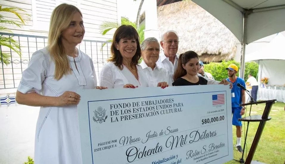 embajada-de-eeuu-entrega-fondos-economicos-para-preservar-museo-judio-de-sosua-en-puerto-plata-1