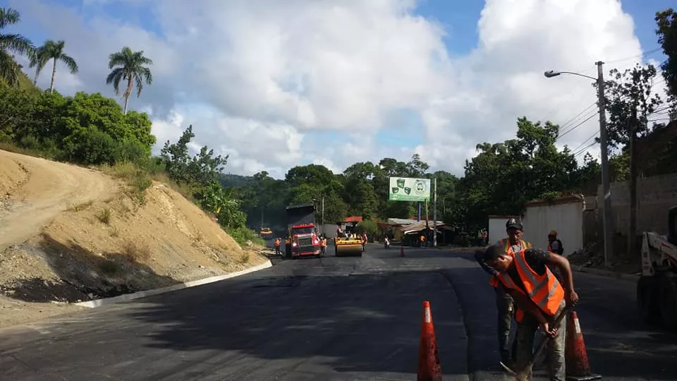 empresas-contratistas-aceleran-asfaltado-en-areas-remozadas-de-carretera-puerto-plata-navarrete-2