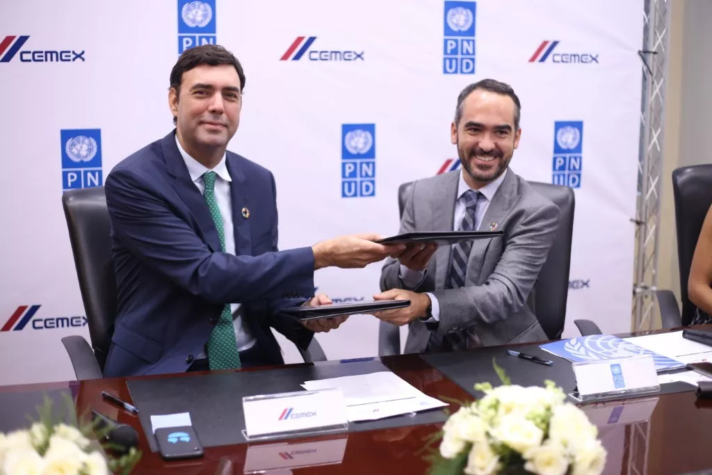 José Antonio Cabrera, director general CEMEX, RD, PR y Haití junto a Xavier Hernández, representante residente adjunto del PNUD.