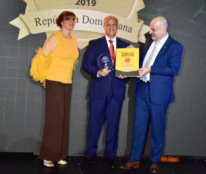 Manuel Abreu, recibe el galardon en representacion de Leidsa.