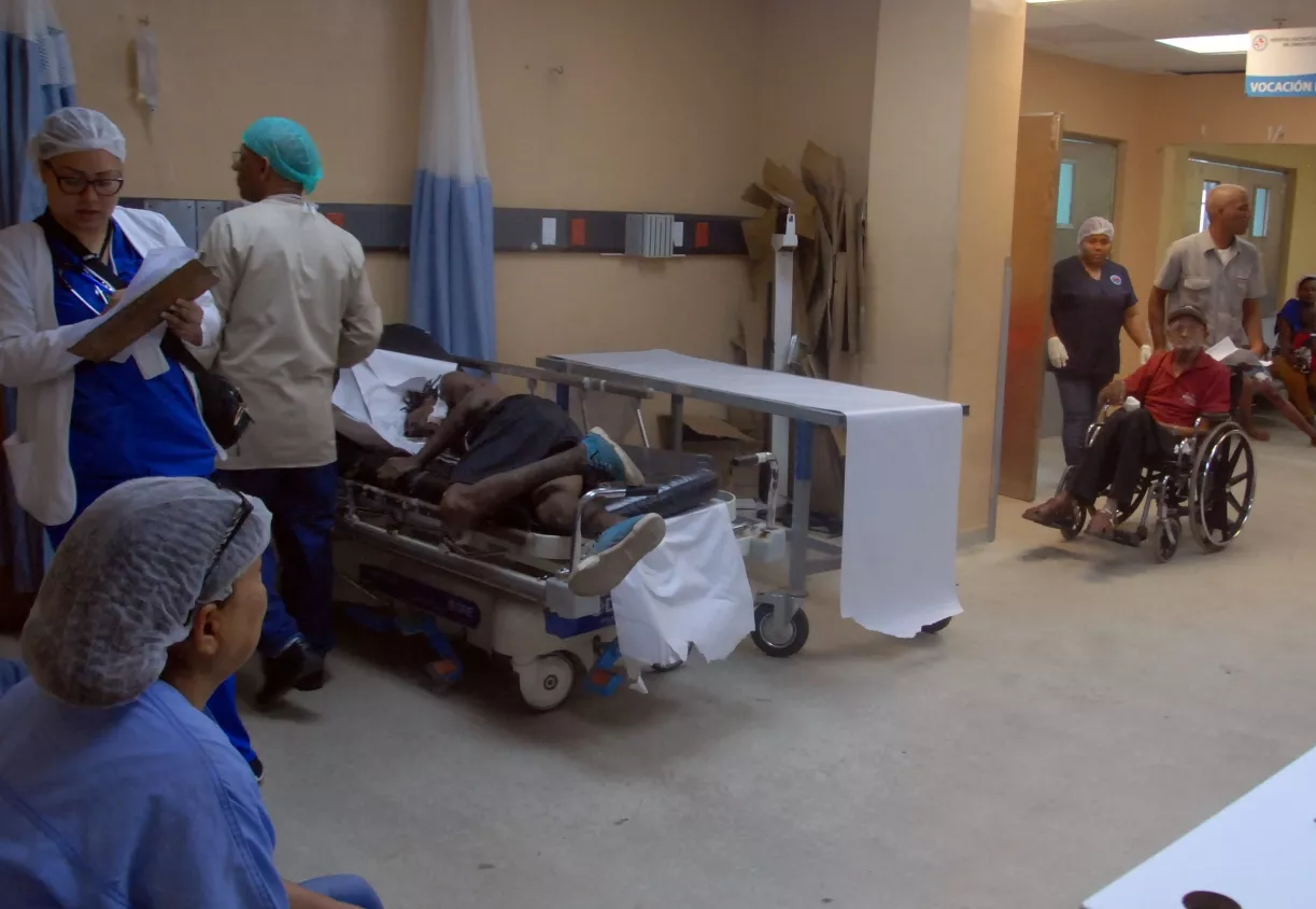 RECORRIDO POR EL HOSPITAL DR. DARIO CONTRERAS.  SDE. EL DIA JOSELITO PEÑA.-