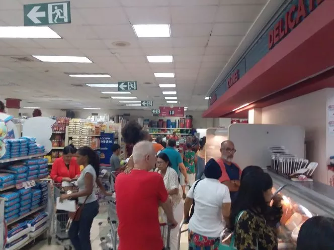 CIUDADANOS ABARROTAN TIENDAS Y ESTABLECIMIENTOS DE PUERTO PLATA PREVIO A LA NOCHEBUENA, SE DINAMIZAN ARTERIAS COMERCIALES