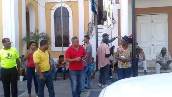 EMPLEADOS AYUNTAMIENTO MUNICIPAL Y PORTUARIA EN PUERTO PLATA DENUNCIAN AÚN NO LES HAN PAGADO REGALÍA PASCUAL