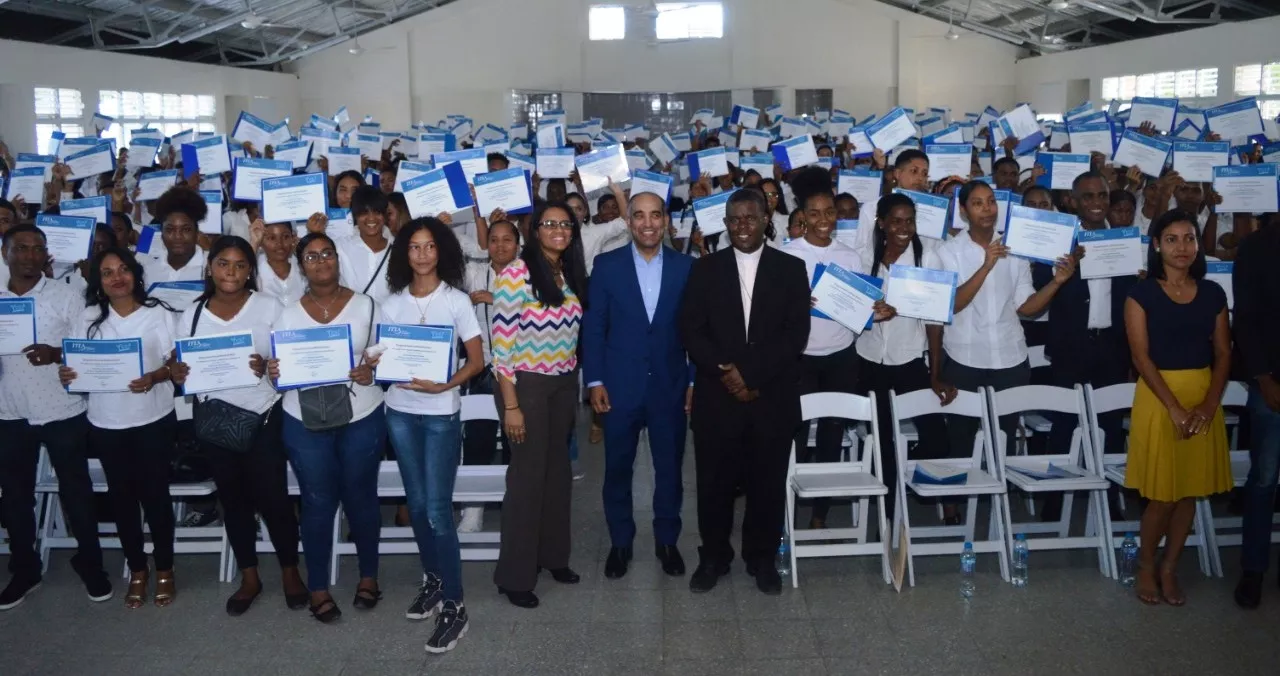 ITLA ENTREGA DE BECAS INGLES (2)