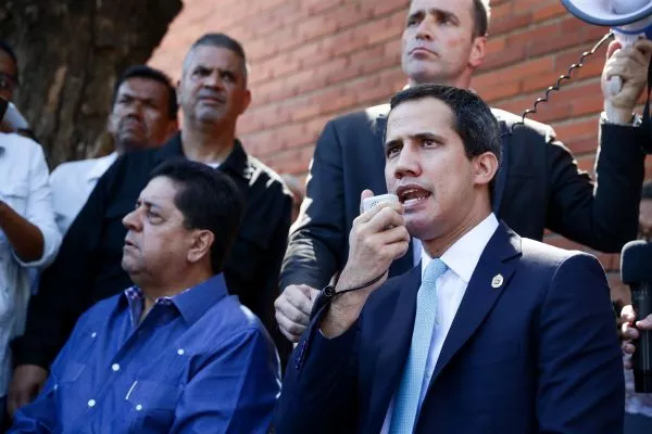 Guaidó califica de "novela" la acusación de liderar una operación terrorista