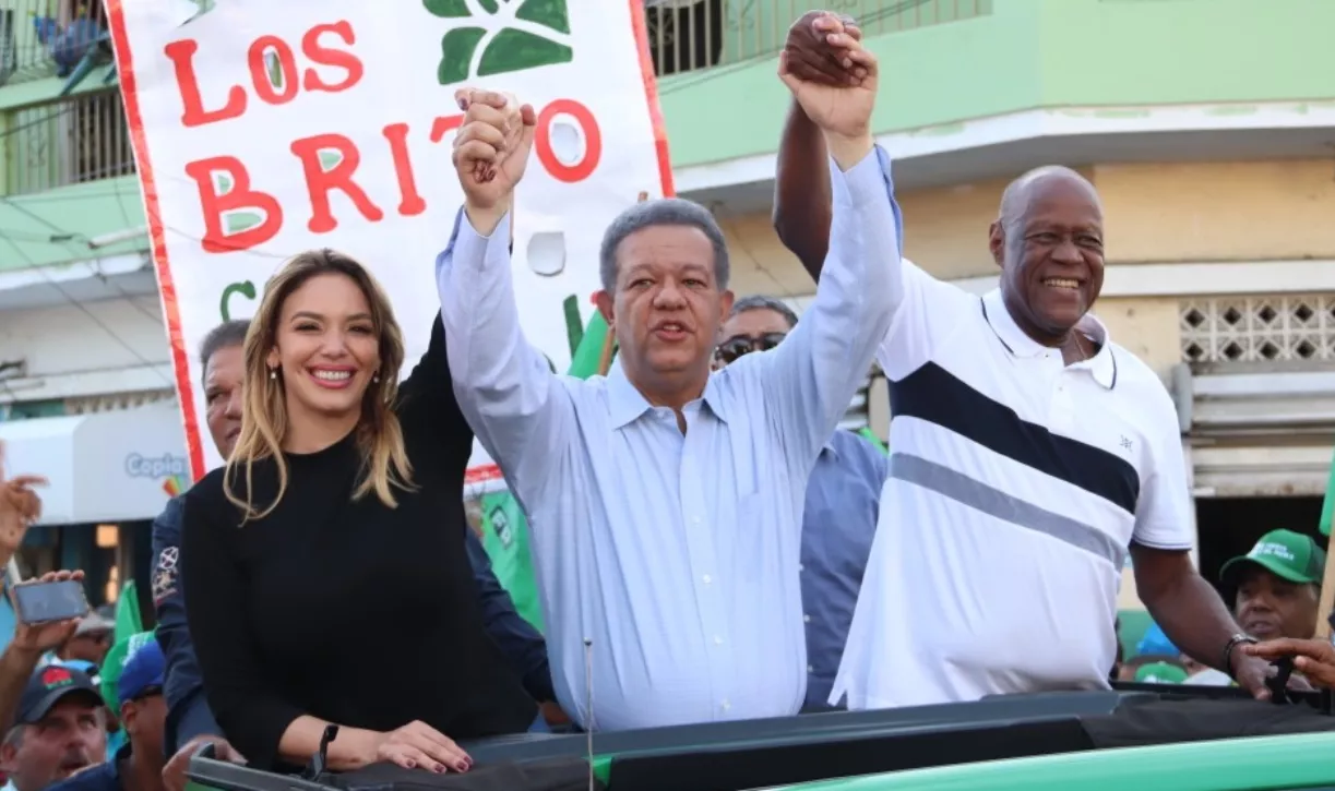 Fernández  acompañó a Johnny Ventura y Hony Estrella en un recorrido en San Carlos.
