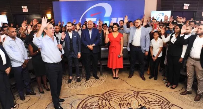Abinader toma el juramento al movimiento juveni Full con Luis