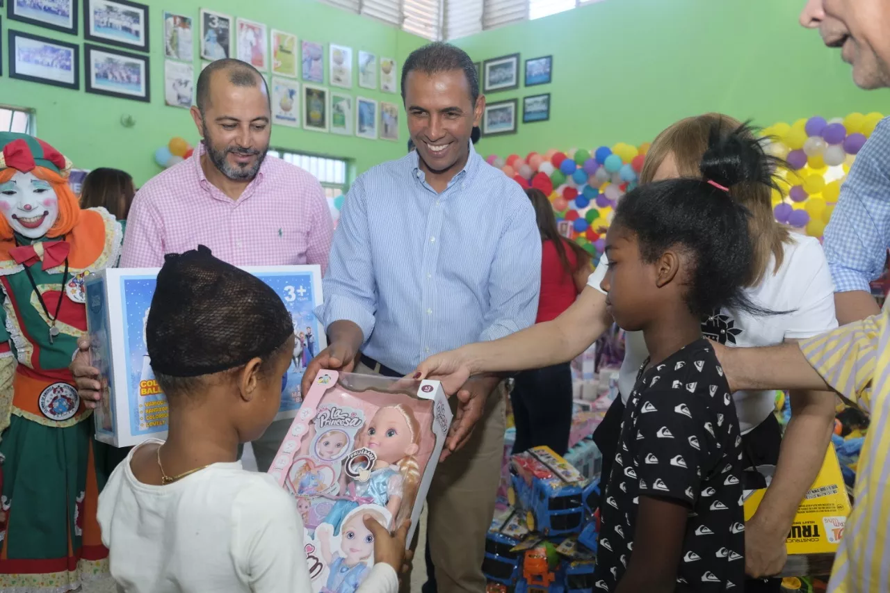 Domingo entrega juguetes