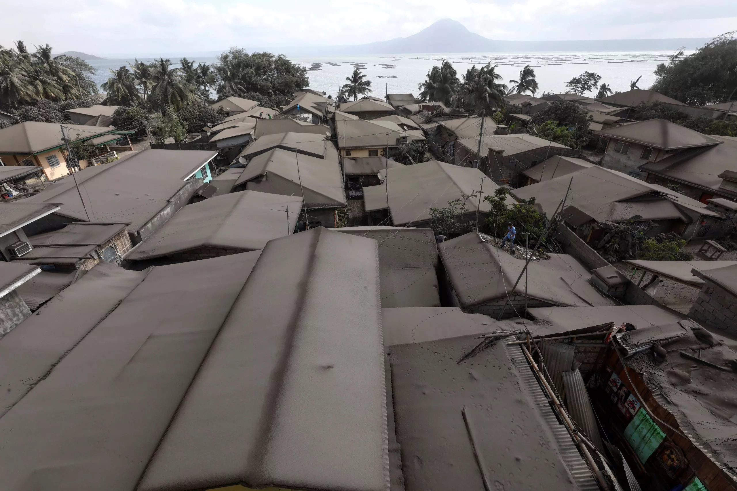 Filipinas mantiene la alerta por el volcán Taal que ya ha desplazado a 30.000