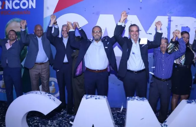 Foto de Luis recibiendo apoyo de Reynaldo Rincon