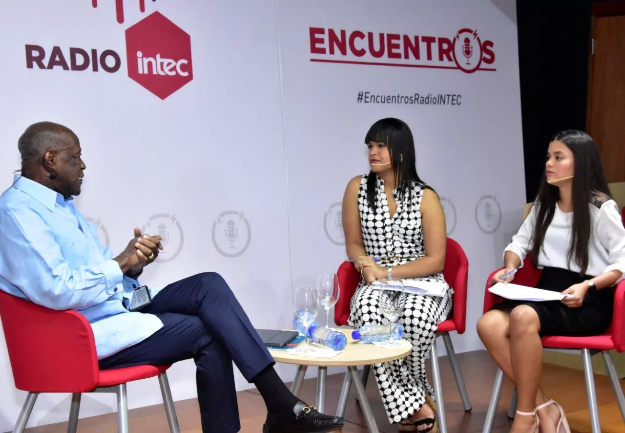 Johnny Ventura junto a estudiantes del INTEC