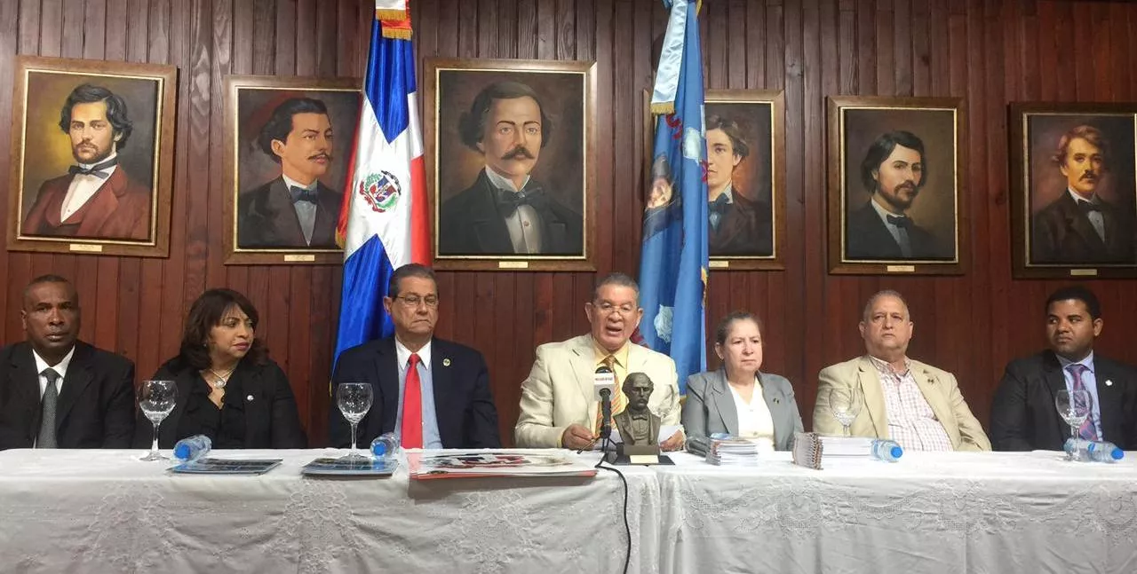 Wilson Gómez y otros directivos del Instituto Duartiano, en el encuentro.