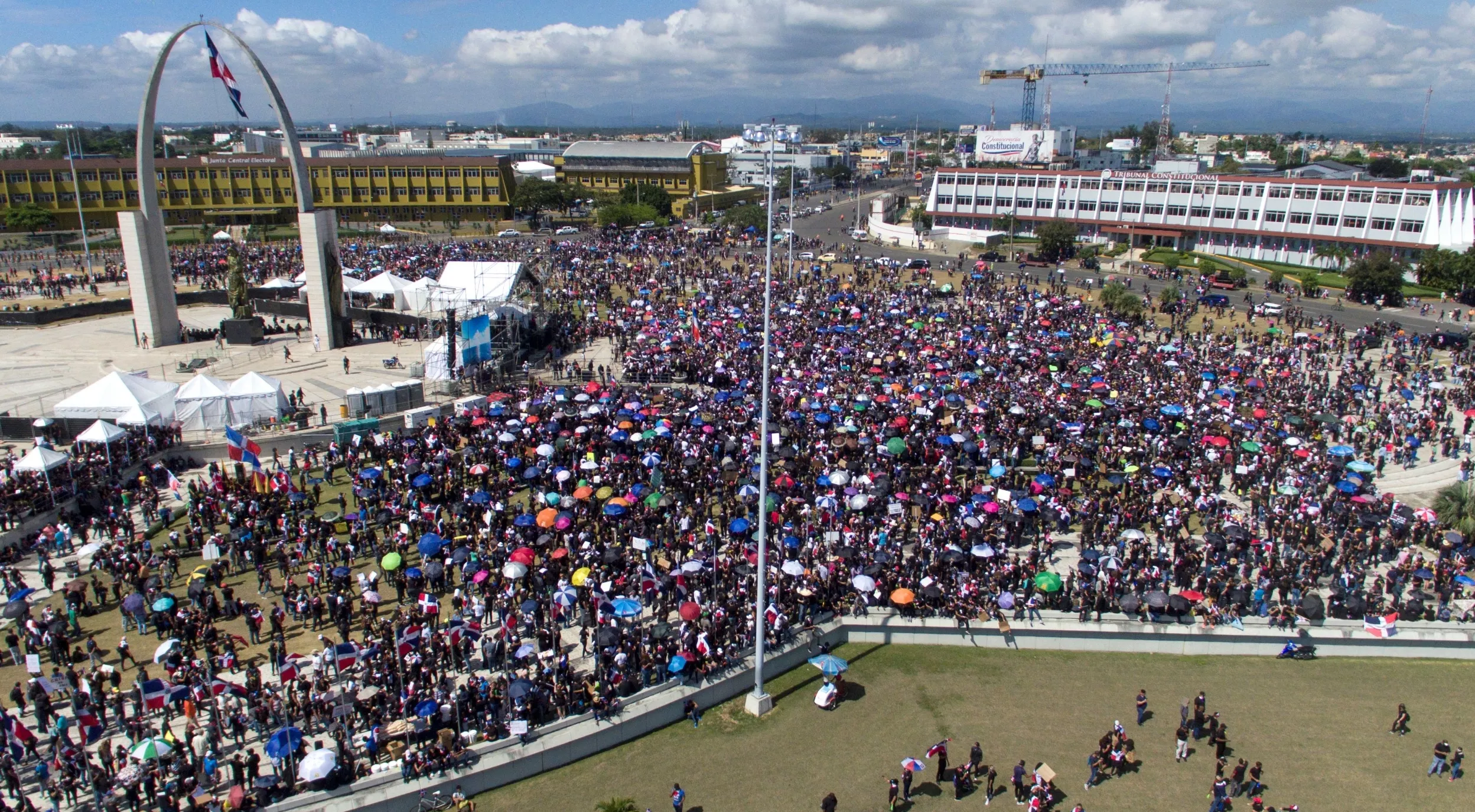 Manifestantes en la Plaza de la Bandera de Santo Domingo