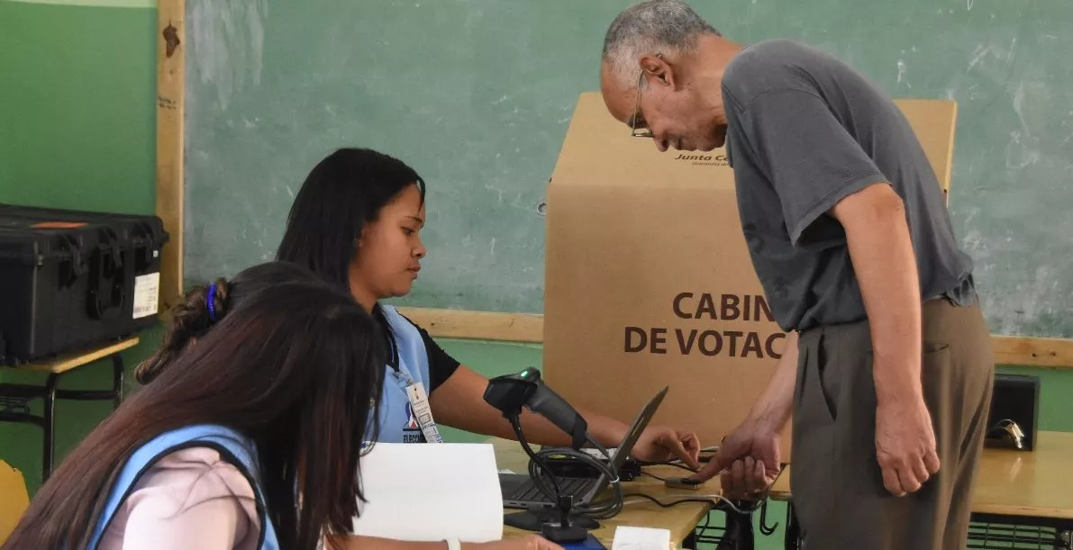 votante ejerciendo su derecho al voto.foto: Alberto Calvo