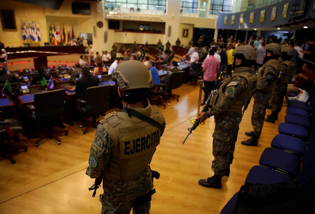 Presidente salvadoreño ingresa a Congreso custodiado por militares y policías
