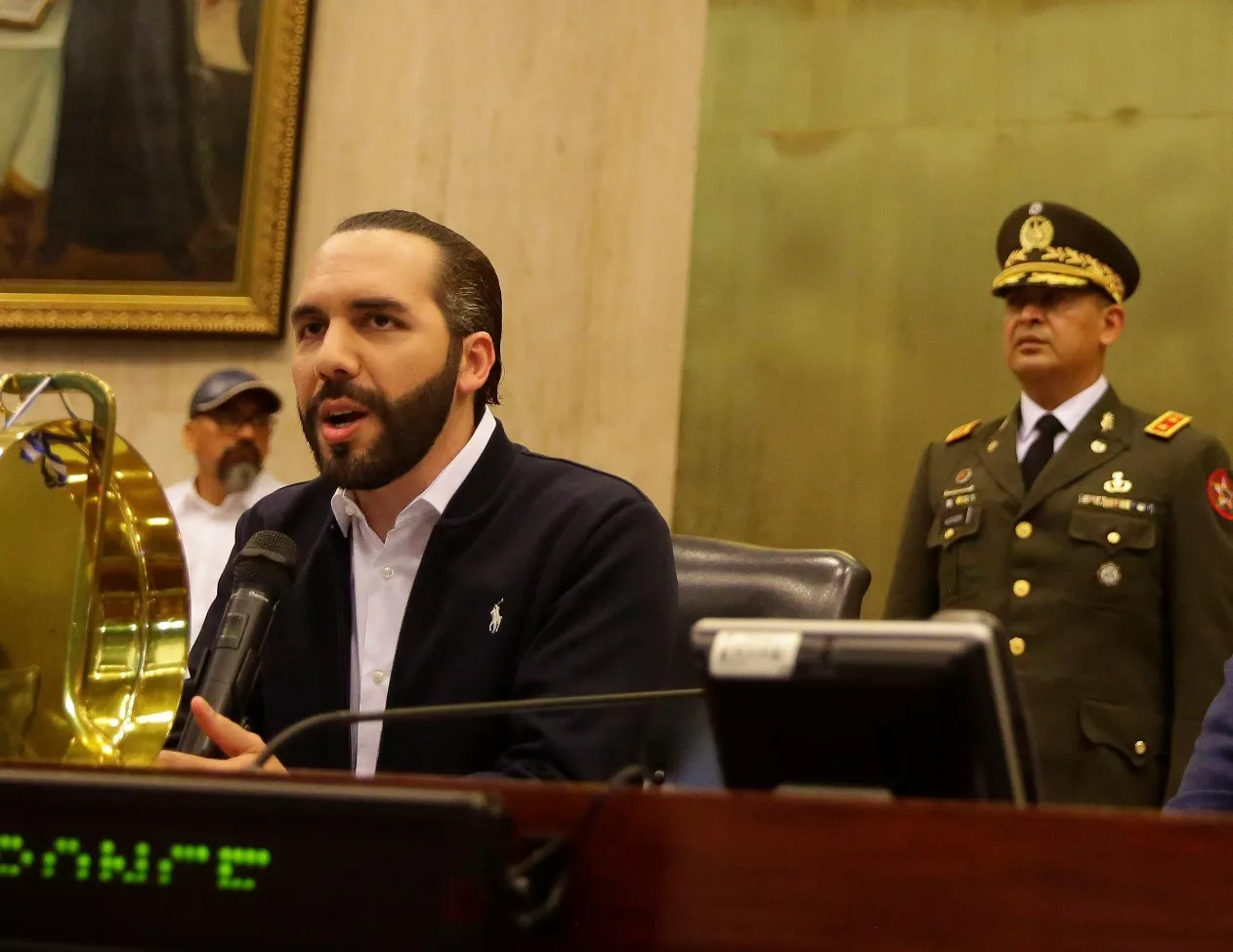 Presidente salvadoreño ingresa a Congreso custodiado por militares y policías