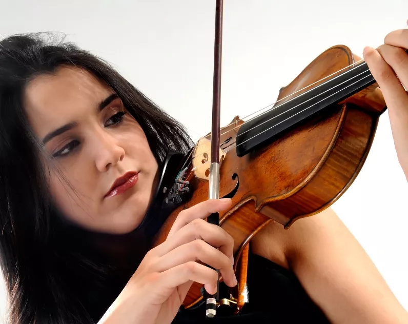 Aisha Syed. Violinista dominicana. Photo: Arismendy Lora