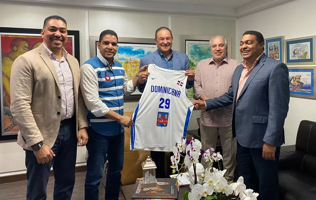 Alejandro Montás, director de la CAASD, recibe una camiseta de la selección nacional de Junior Páez, Rafael Uribe, Fernando Hasbún y José Monegro