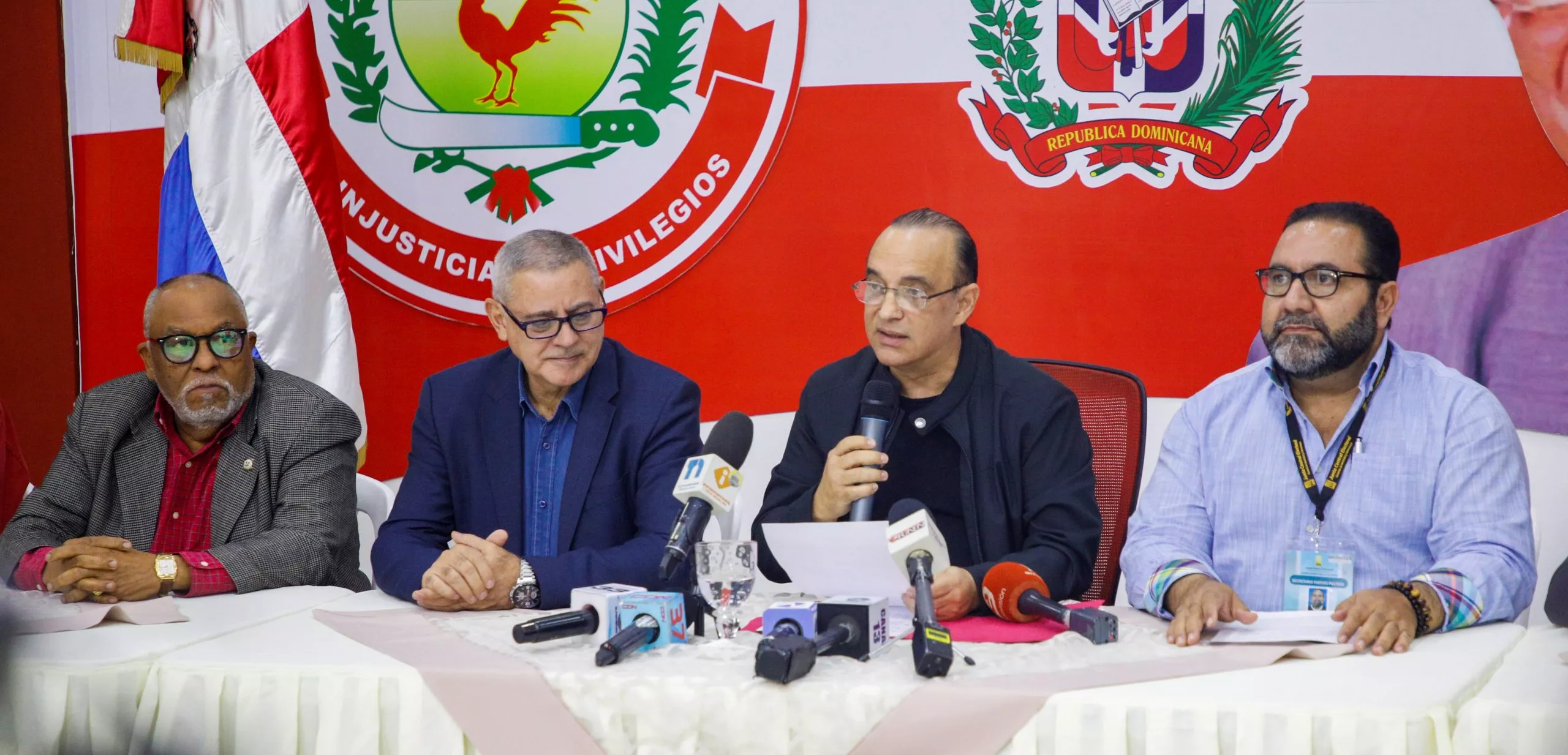 Quique Antún habla en la rueda de prensa. JPG