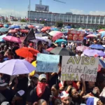 Miles desafían el sol y permanecen apostados en la Plaza de la Bandera