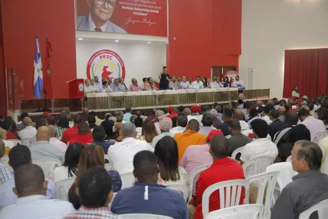 (foto) Quique Antún habla en el encuentro con los candidatos municipales del PRSC