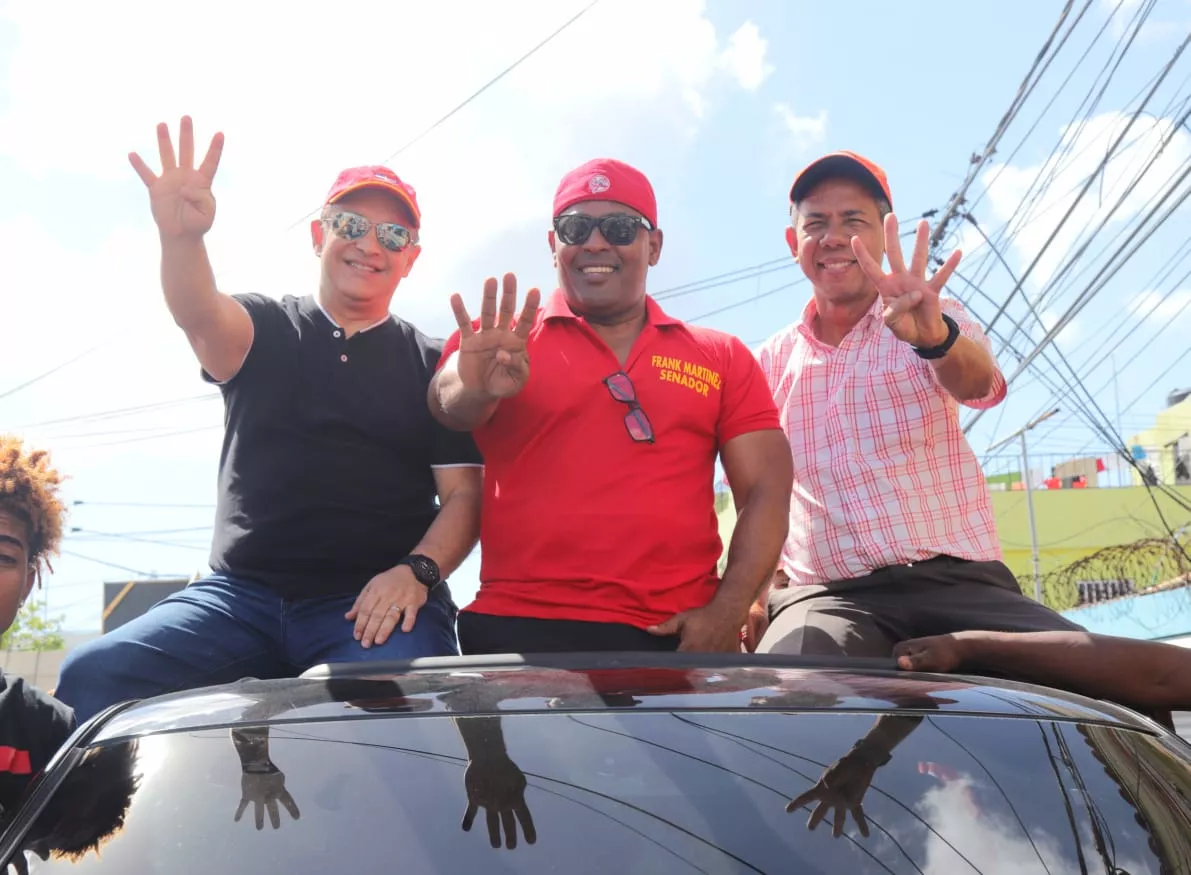 (foto#2) LA ROMANA.- Quique, el candidato alcalde Tony Adames, y Frank Martinez.