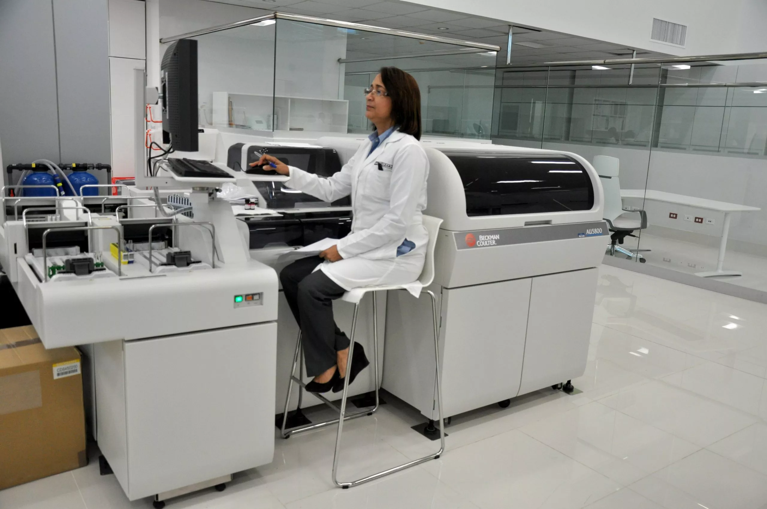 Foto 2, Área de procesamiento de las pruebas de Referencia Laboratorio Clínico.