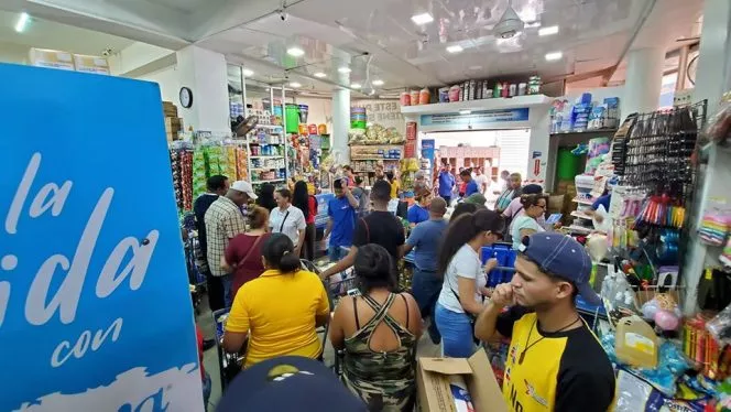 MILES DE PERSONAS ABARROTAN ESTABLECIMIENTOS COMERCIALES EN PUERTO PLATA A SOLO HORAS PARA ELECCIONES MUNICIPALES Y POR TEMOR AL CORONAVIRUS (1)