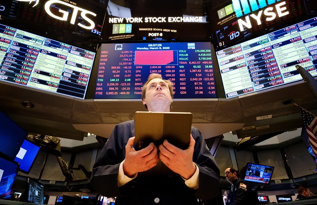 Wall Street mantiene desplome por petróleo y virus, y el Dow Jones cae un 6 %